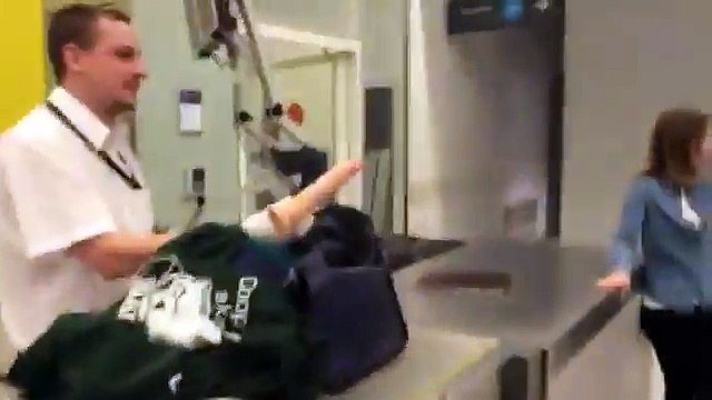 Grillé avec un gode à l'aéroport