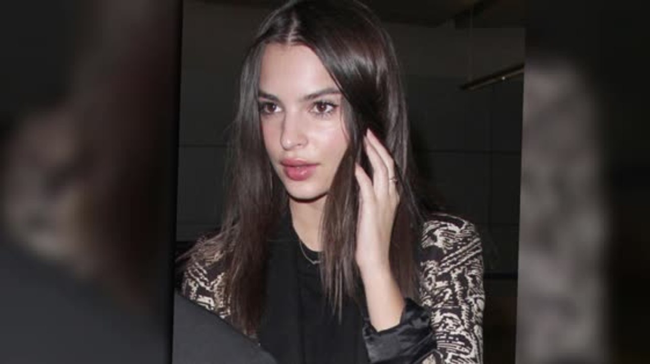 Emily ratajkowski sieht bei ihrer ankunft in la stylisch aus