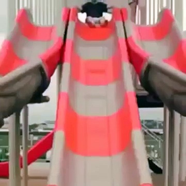 Un enfant rate sa descente en toboggan