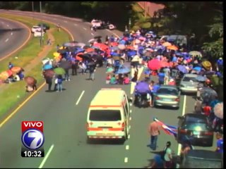 Familias de Alajuelita piden solución de vivienda frente a la casa de Laura Chinchilla