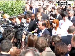 François Hollande à Tours prolonge sa visite par un bain de foule avec ses supporters locaux
