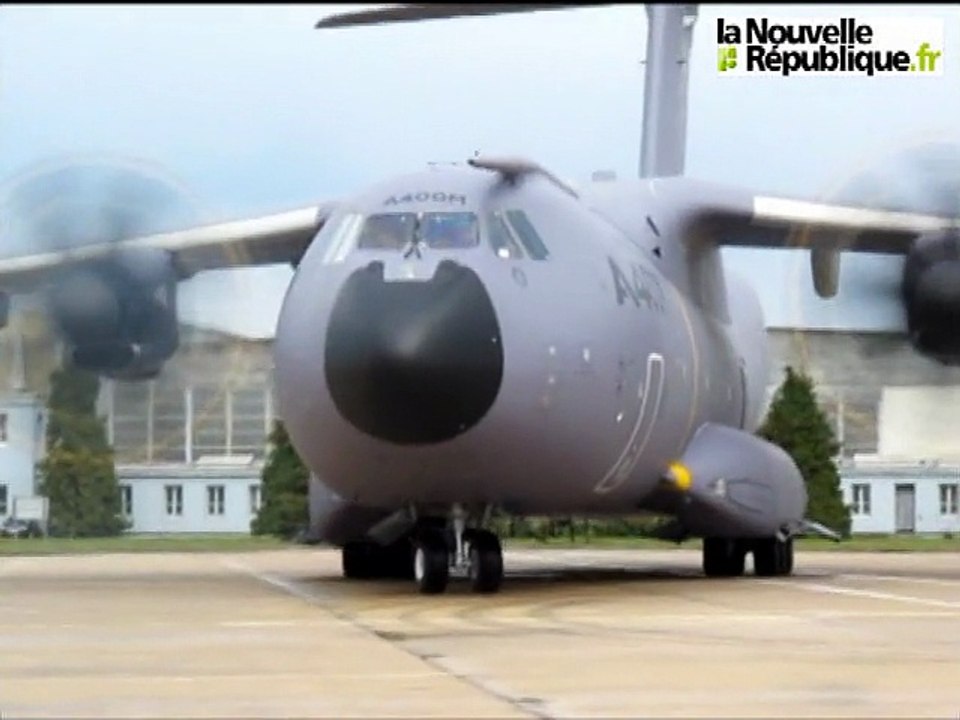 L'Airbus militaire A400M se pose à Orléans-Bricy
