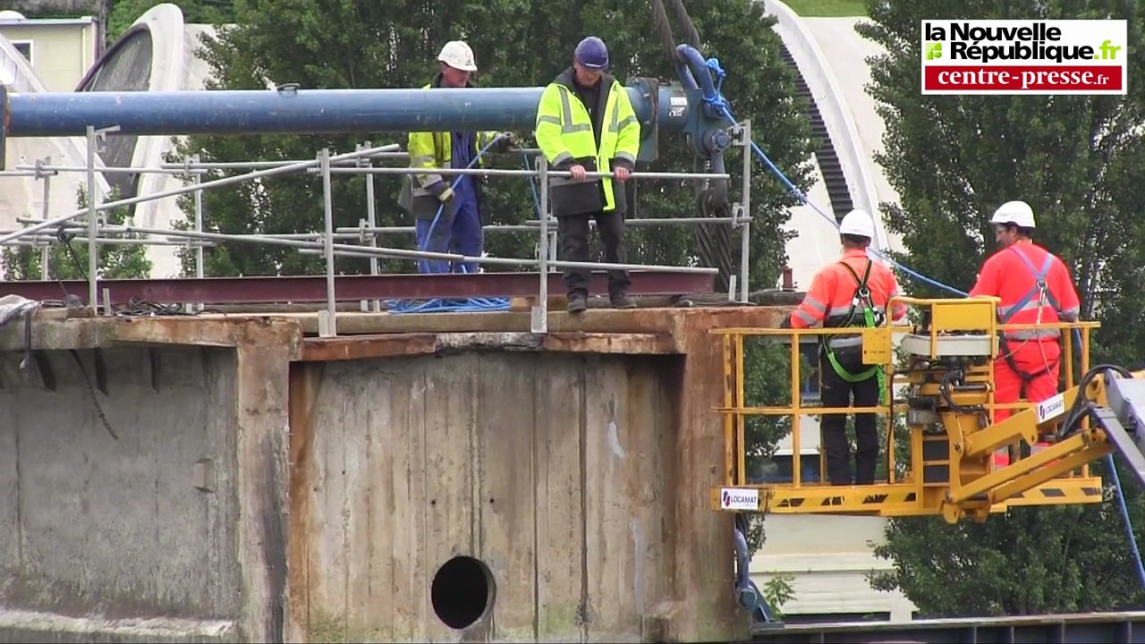 Poitiers : dépose de la deuxième travée de la passerelle des Rocs