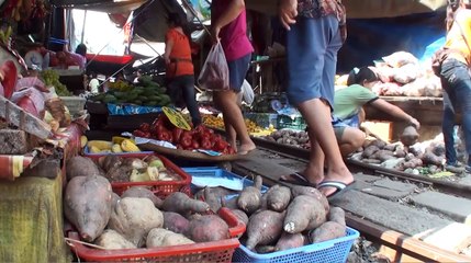 Formidable marché en pleine voie ferrée - Thaïlande