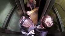 7 1 Dinge, die man im Fahrstuhl nicht tun sollte!