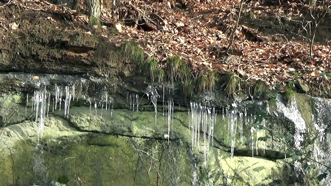 Eiszapfen an einer felswand