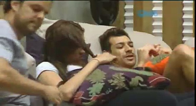 Cezar e Tamires conversam na sala antes da prova do lider - 05/02