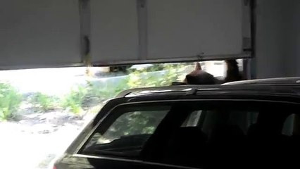 Mali medved je zapeo u garaži, ali pričekajte da vidite ko ga je spasio!