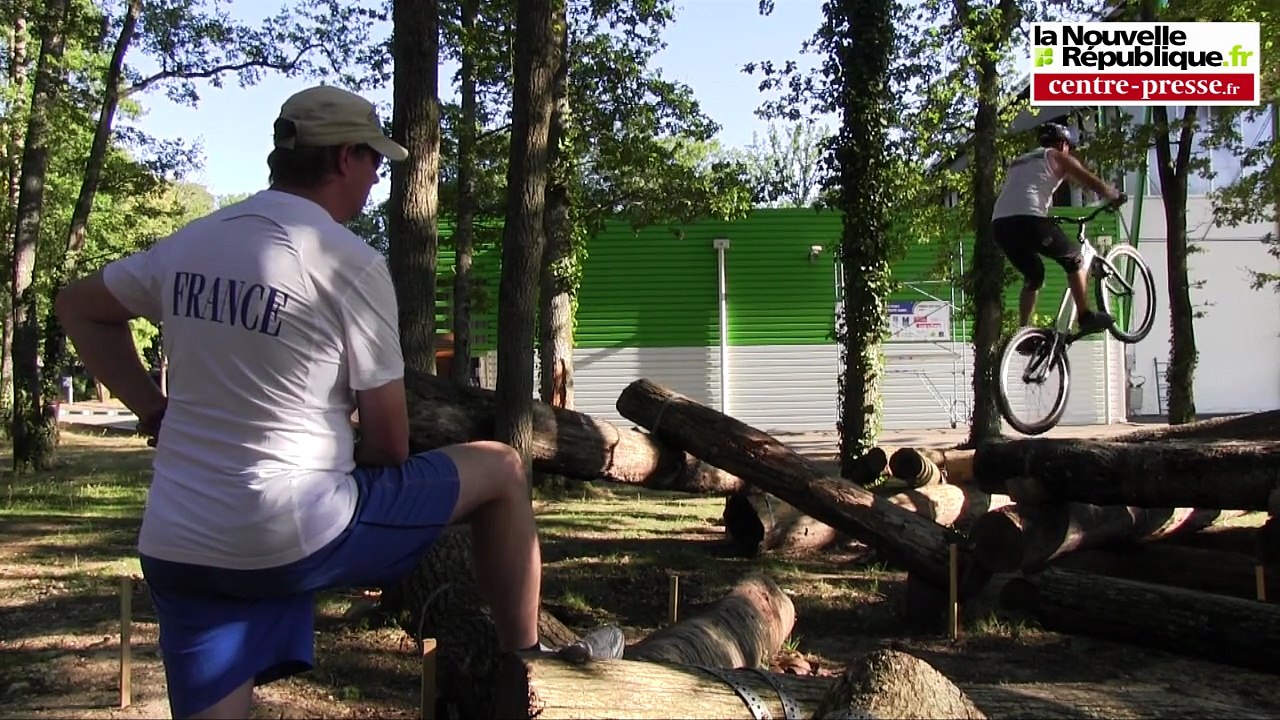 VIDEO. L'elite mondiale de VTT trial en compétition à Poitiers
