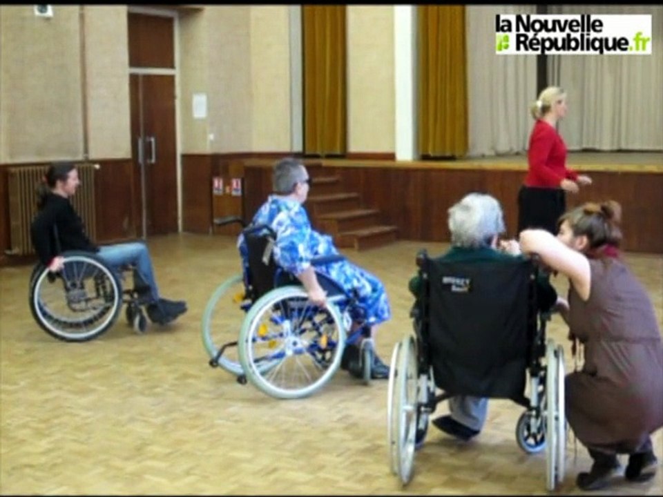 VIDÉO. Onzain : premier cours de dance country en fauteuil roulant