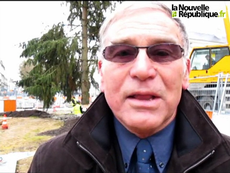 VIDEO. Le sapin de Noël installé place Jean-Jaurès à Tours