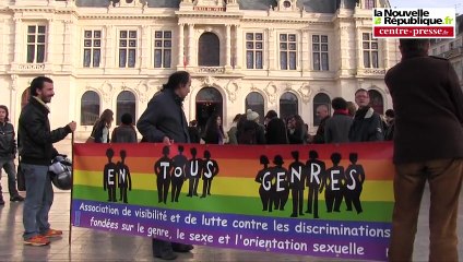 VIDEO. Mariage pour tous: un kiss-in organisé à Poitiers