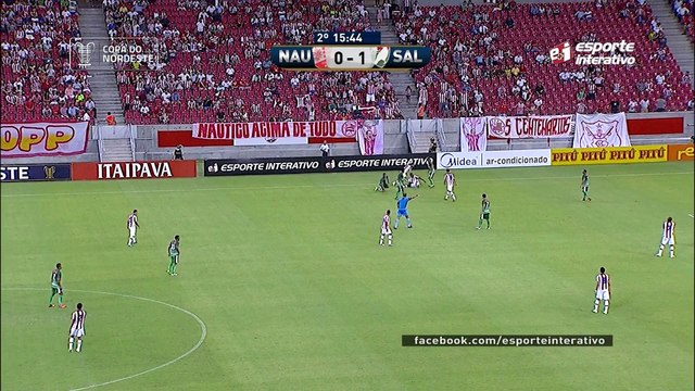 Gaston Filgueira se desentende com Bruno Alves em jogo do Náutico contra o Salgueiro