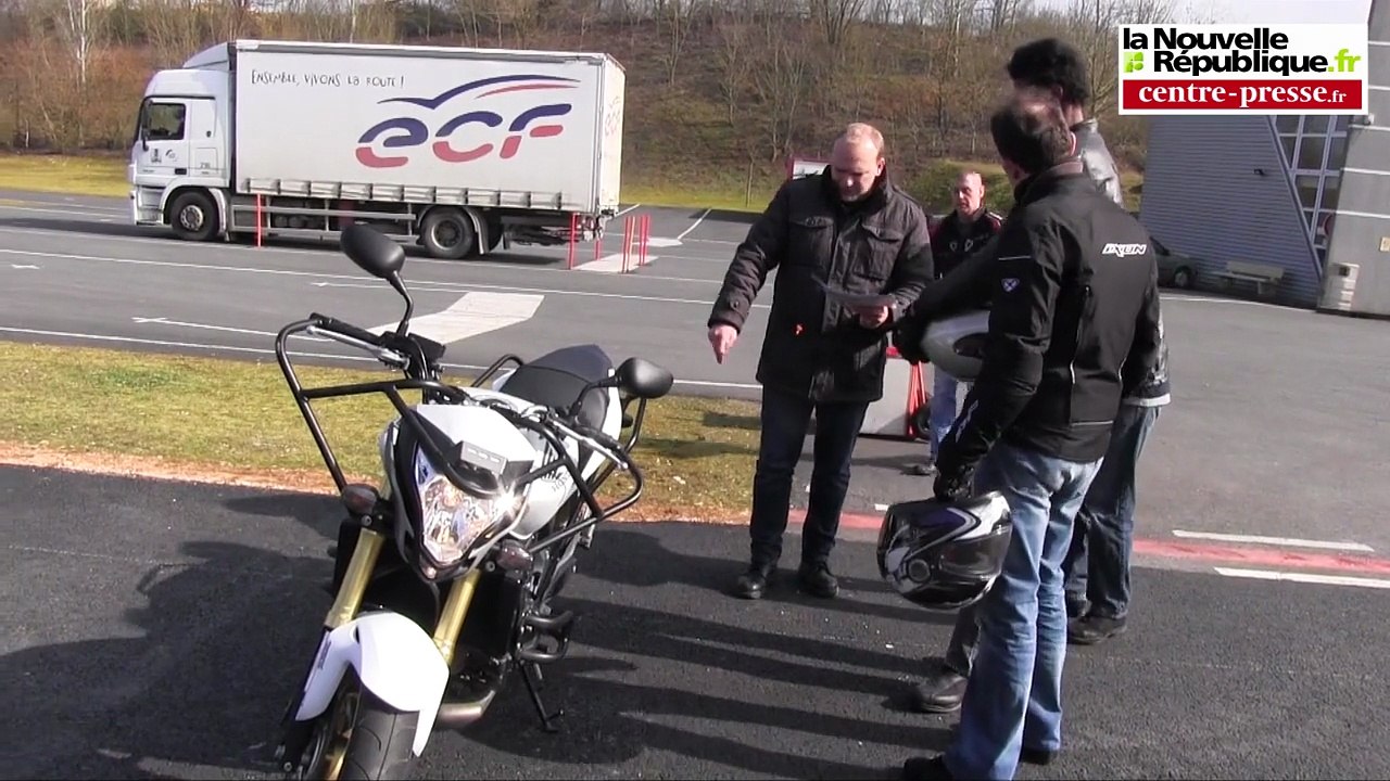 VIDEO. En piste pour le nouveau permis moto