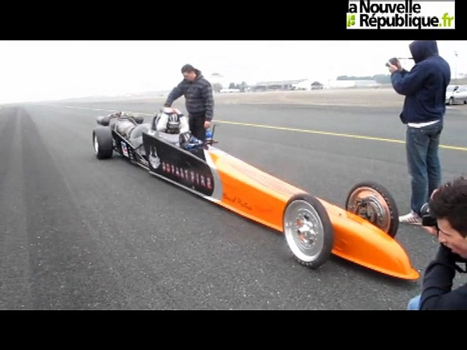 VIDEO. Un dragster sur la piste de l'aéroport