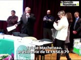 VIDEO. Parthenay - Les cadeaux symboliques de la FNSEA au préfet des Deux-Sèvres