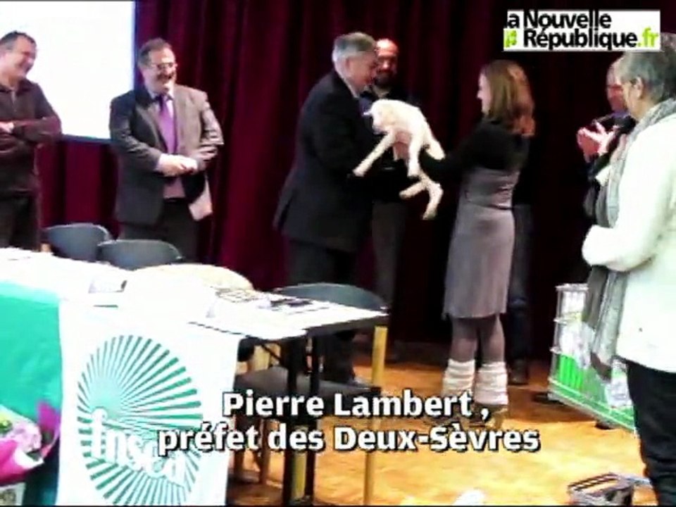 VIDEO. Parthenay - Les cadeaux symboliques de la FNSEA au préfet des Deux-Sèvres