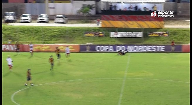 Lima, do CRB, dá entrada forte no meio do campo é expulso contra o Globo, pela Copa do Nordeste