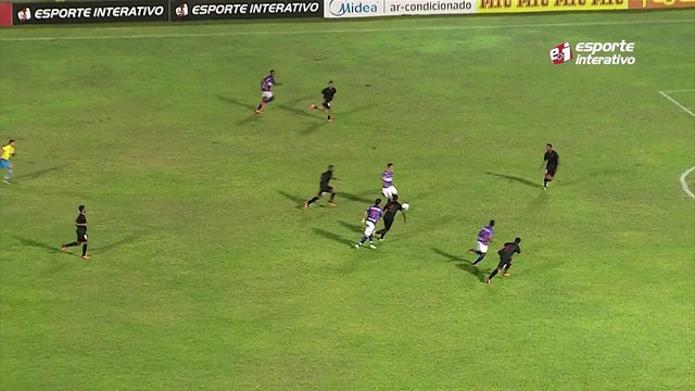 Dênis arriscou de longe e obrigou Raniere a fazer uma ótima defesa