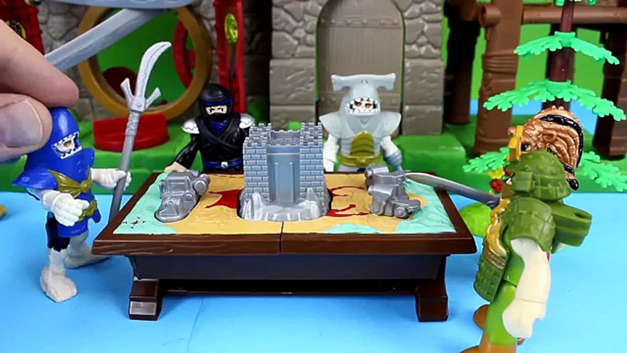 Imaginext Batman Batbot saves Green Lantern from Electro Gotham City Police take Bad Guys to jail