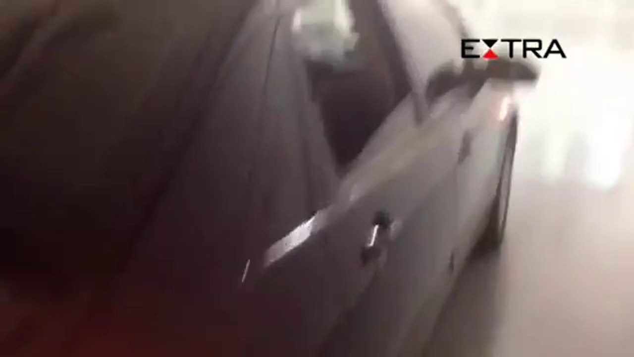 Polícia segue bandidos e carro é largado com fortuna do tráfico no Rio‬ - ALEX MAX