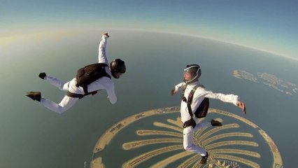 Скачать видео: Chute libre synchronisée au dessus de Dubai - Magique!