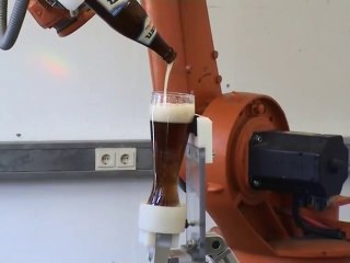 Robot programmé pour servir des bière sans mousse!