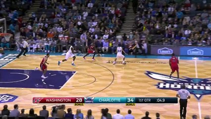 Brian Roberts se fait détruire par Dejuan Blair sur un écran