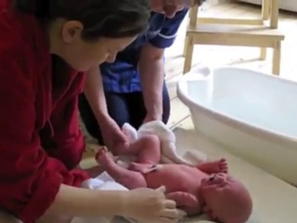 Baby BATH bathing newborn baby How to bathe a newborn baby - an expert Midwife tutorial