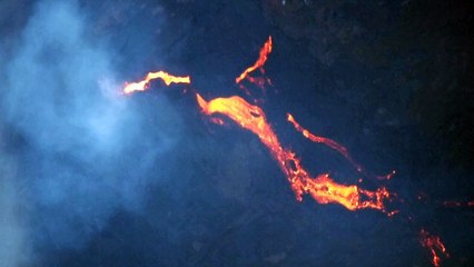 2015/02/05 à la tombée du jour, érution de la Fournaise filmée depuis le rempart de la caldeira.