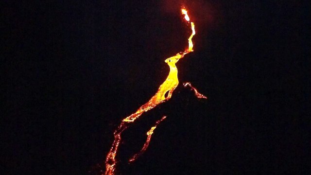 Eruption du piton de la Fournaise du 05 février 2015 vue de nuit depuis le rempart de la caldeira de l'Enclos Fouquet