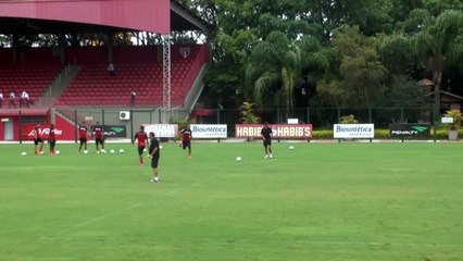 下载视频: Trio de ferro! Fabuloso, Pato e Kardec marcam golaços em treino do São Paulo