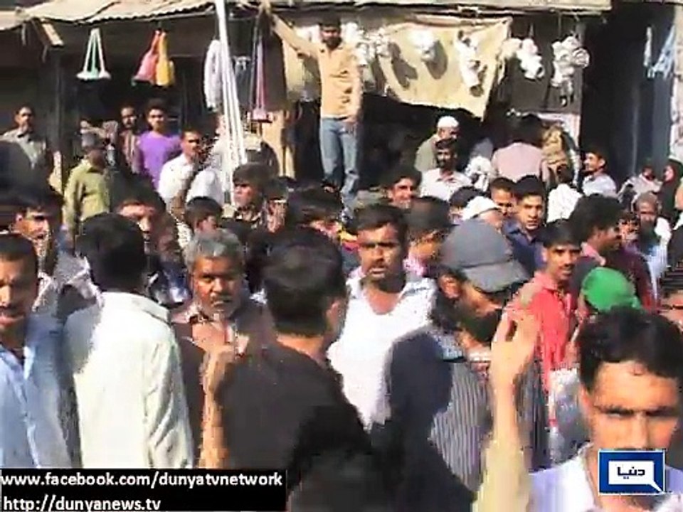 Dunya News - Karachi: Citizens beat two police officers in misunderstanding them as daciots