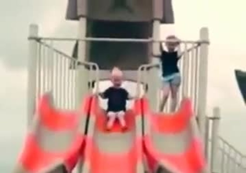 L'enfant qui n'avait pas compris comment prendre un toboggan