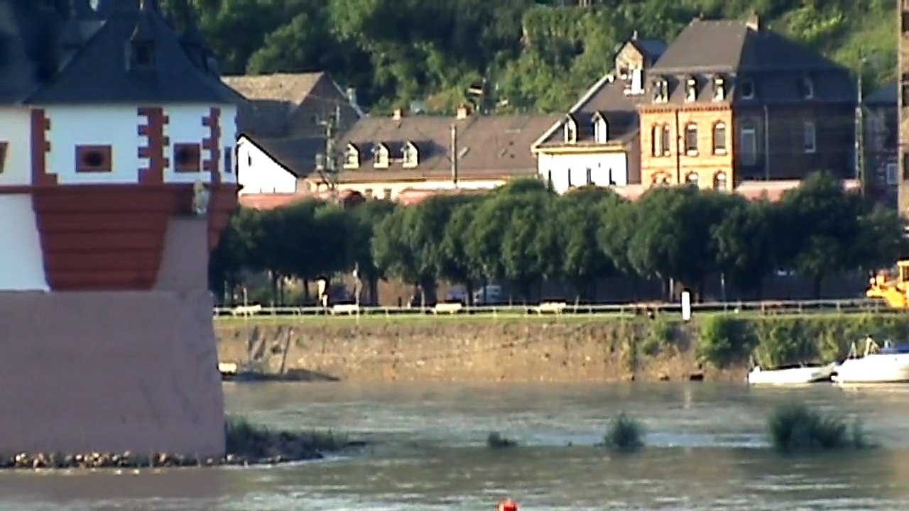 Züge und Schiffe bei Kaub am Rhein, DBAG 185, HGK-MEV 185, Railion 152, Railion 185