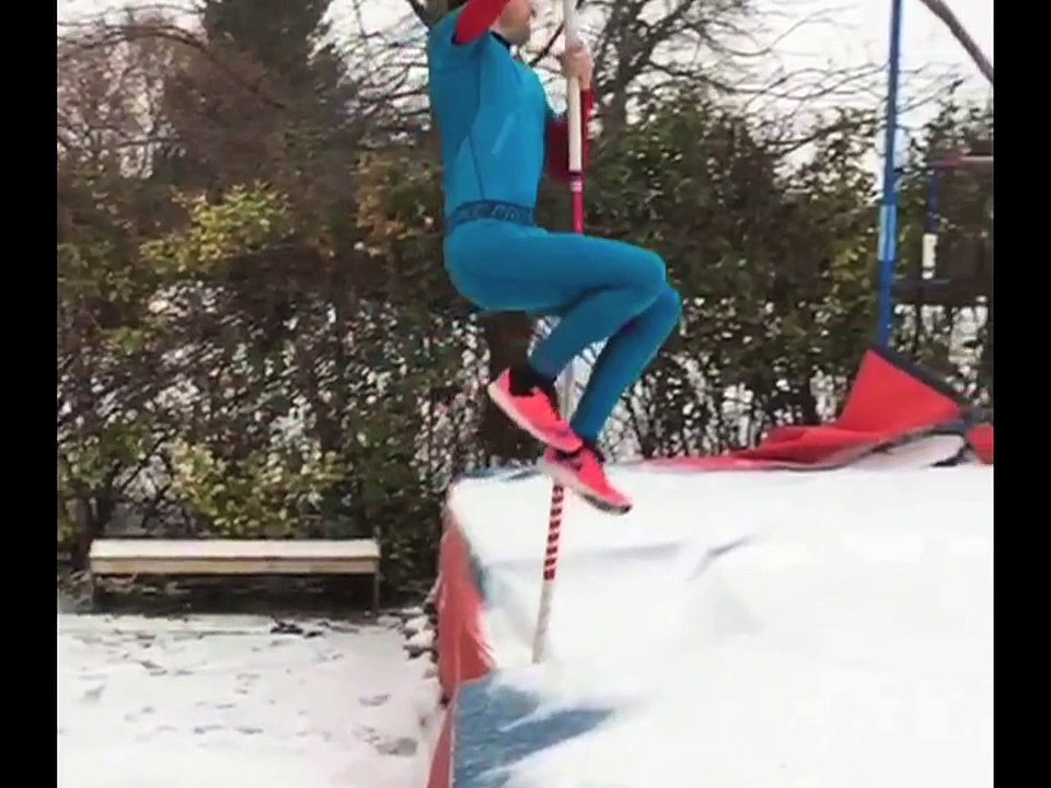 Lavillenie saute à la perche sur la neige
