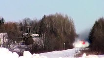 قطار يشق الطريق وسط الثلوج