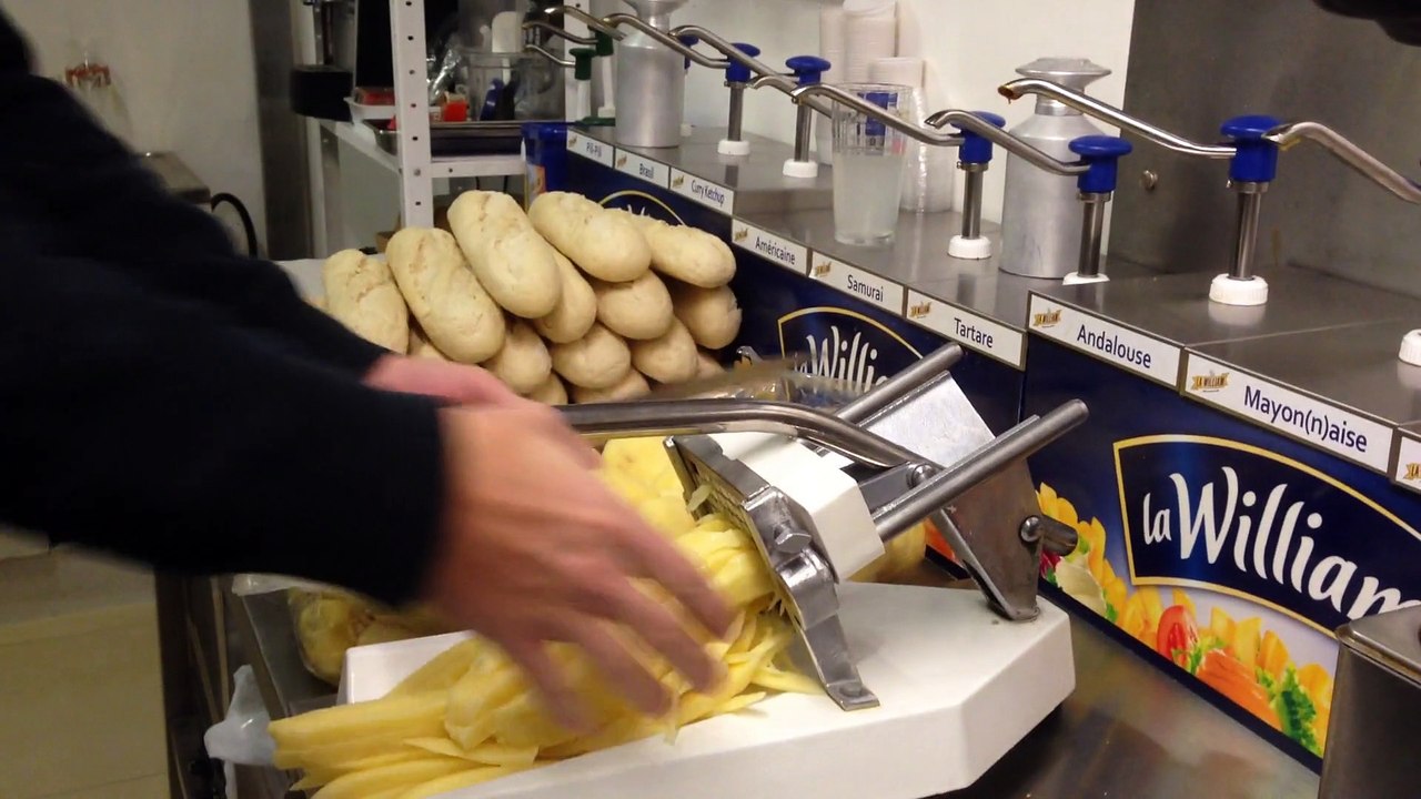 Thibaut Demanet de la friterie Broebbeleir nous explique comment ils découpent les frites