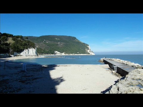 SIROLO. LA SPIAGGIA DEI SASSI NERI (RIVIERA DEL CONERO, COSTA ADRIATICA, ANCONA)