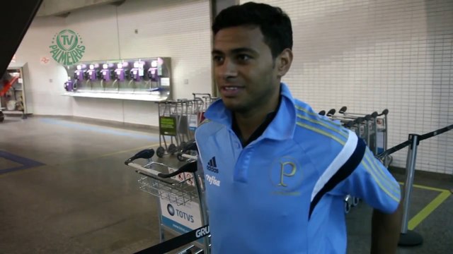 Cleiton Xavier veste camisa e faz exames no Palmeiras