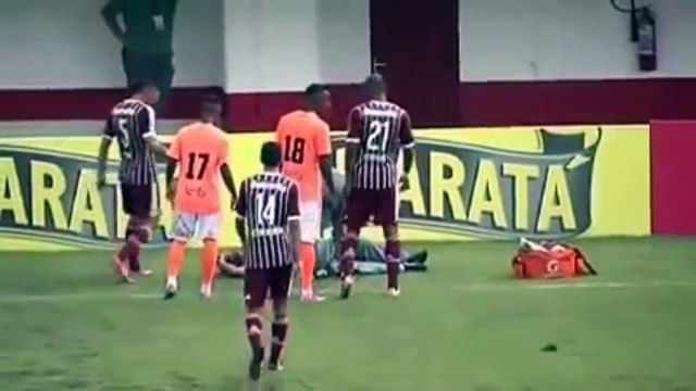 un soigneur se blesse en voulant aller soigner son joueur blessé