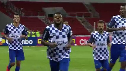 لاعب برازيلي يُبهر الآلاف بـ"هدف أكروباتي"