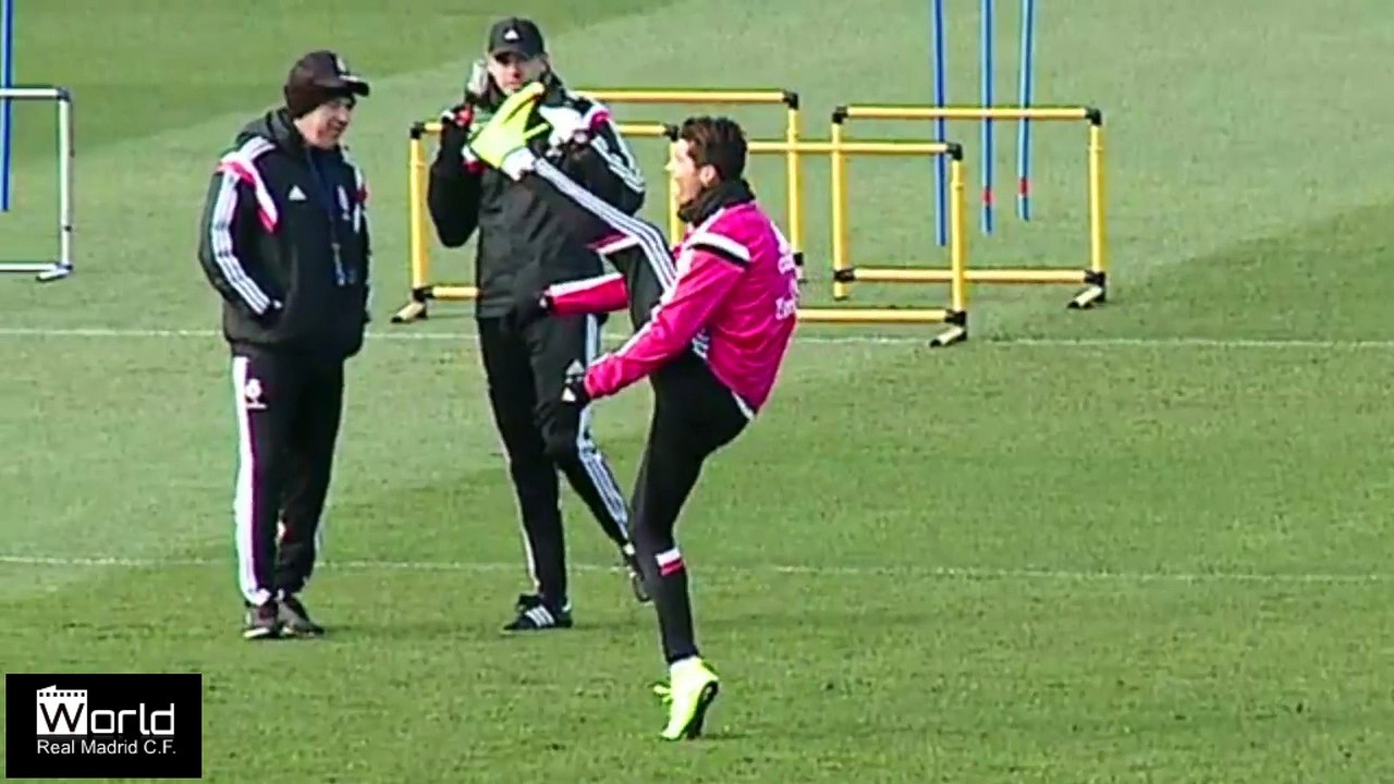 Cristiano Ronaldo Challenge his Manager (Carlo Ancelotti) "Can You Raise Your Leg"