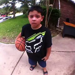 Wie man mit Kindern Basketball spielt