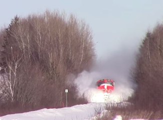 Un tren se desplaza a toda velocidad a través de la nieve