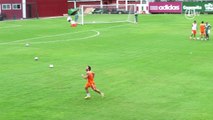 Fred tenta brincar de altinha diferente em treino do Fluminense