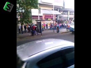 Mega cola en el CC Multi Plaza el Paraíso para comprar alimentos