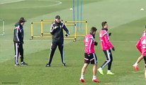 Cristiano Ronaldo shows to Carlo Ancelotti how much he can raise one leg Real Madrid 2015
