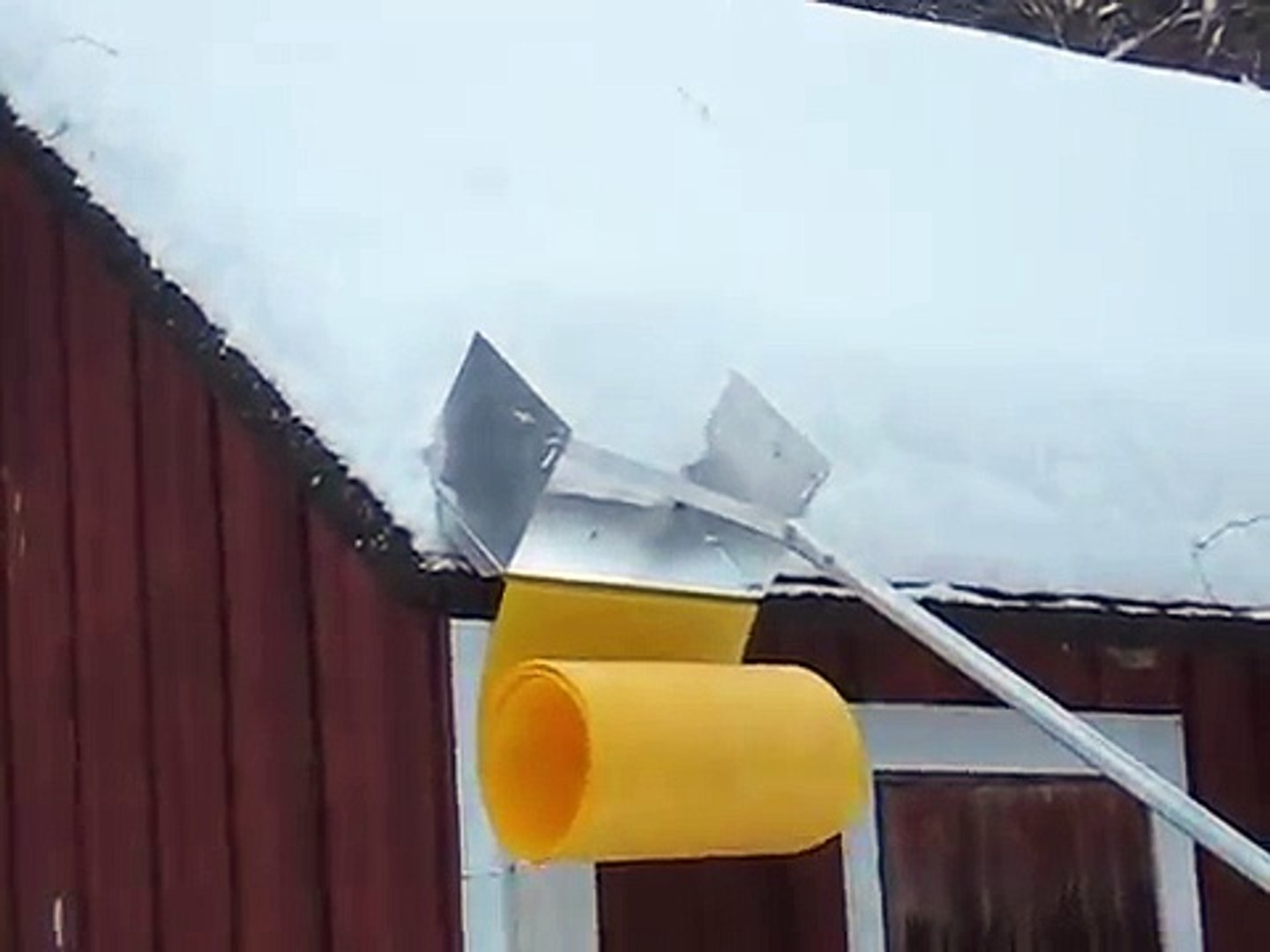 Un râteau pour faire glisser la neige du toit - Vidéo Dailymotion