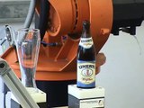 Un robot sert de la bière